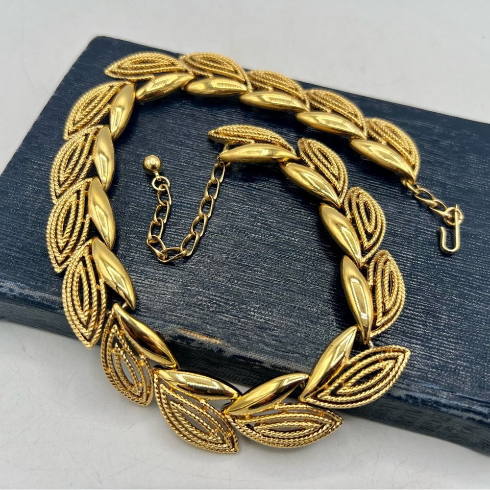 Vintage gold tone leafy cutout collar necklace choker 14” - 17” 1980s - Picture 5 of 8